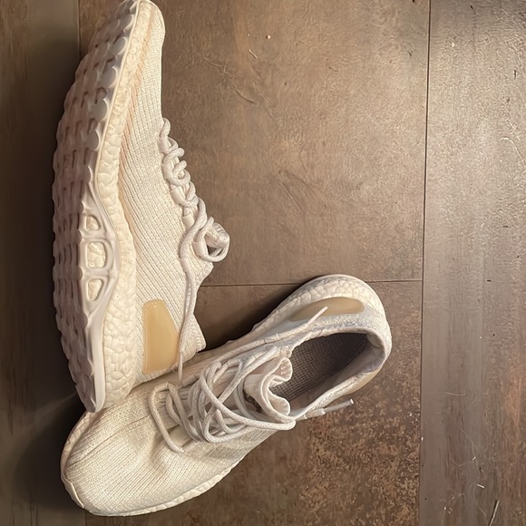 White Adidas men’s mesh tennis shoes-size 9 - Picture 2 of 4